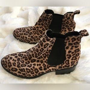Cheetah pattern booties size 7.5